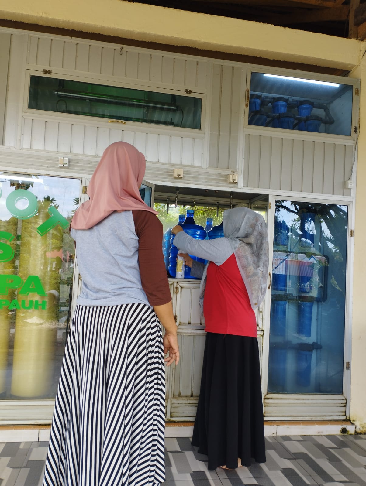 Petugas Sanitarian PUSK. Ps. Baru melaksanakan  Pengambilan Sampel Air DAM 