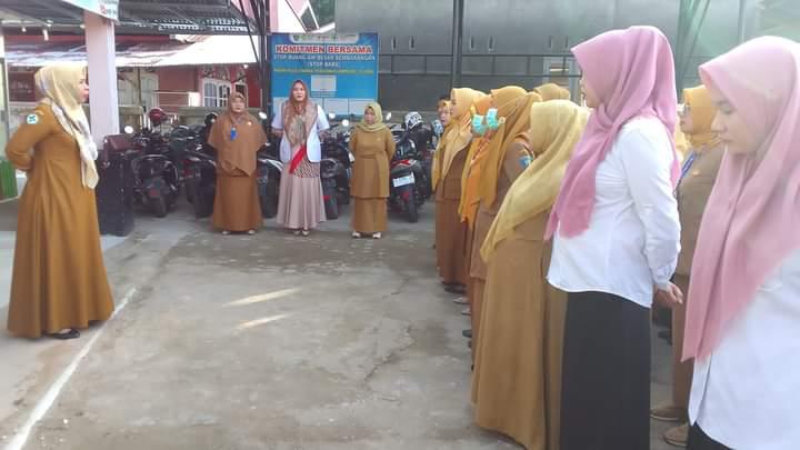 Apel pagi seluruh staf Puskesmas Lumpo di pimpin oleh kepala puskesmas lumpo 
