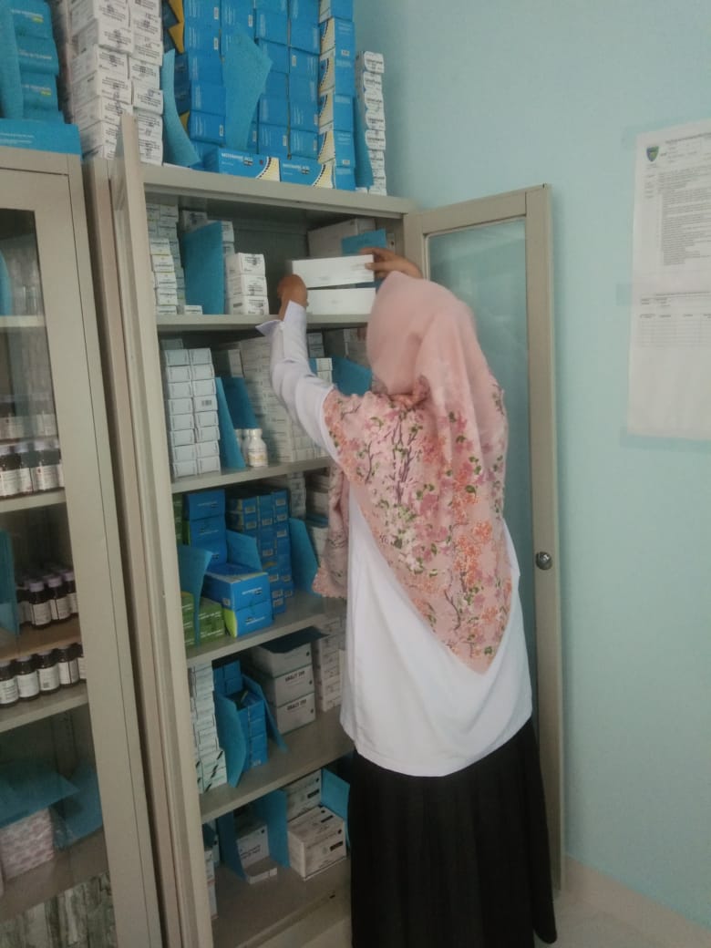 PEMERIKSAAN OBAT YANG TIDAK LAYAK ( KADALUARSA) DI GUDANG OBAT PUSKESMAS KAYU GADANG, 18 januari 202