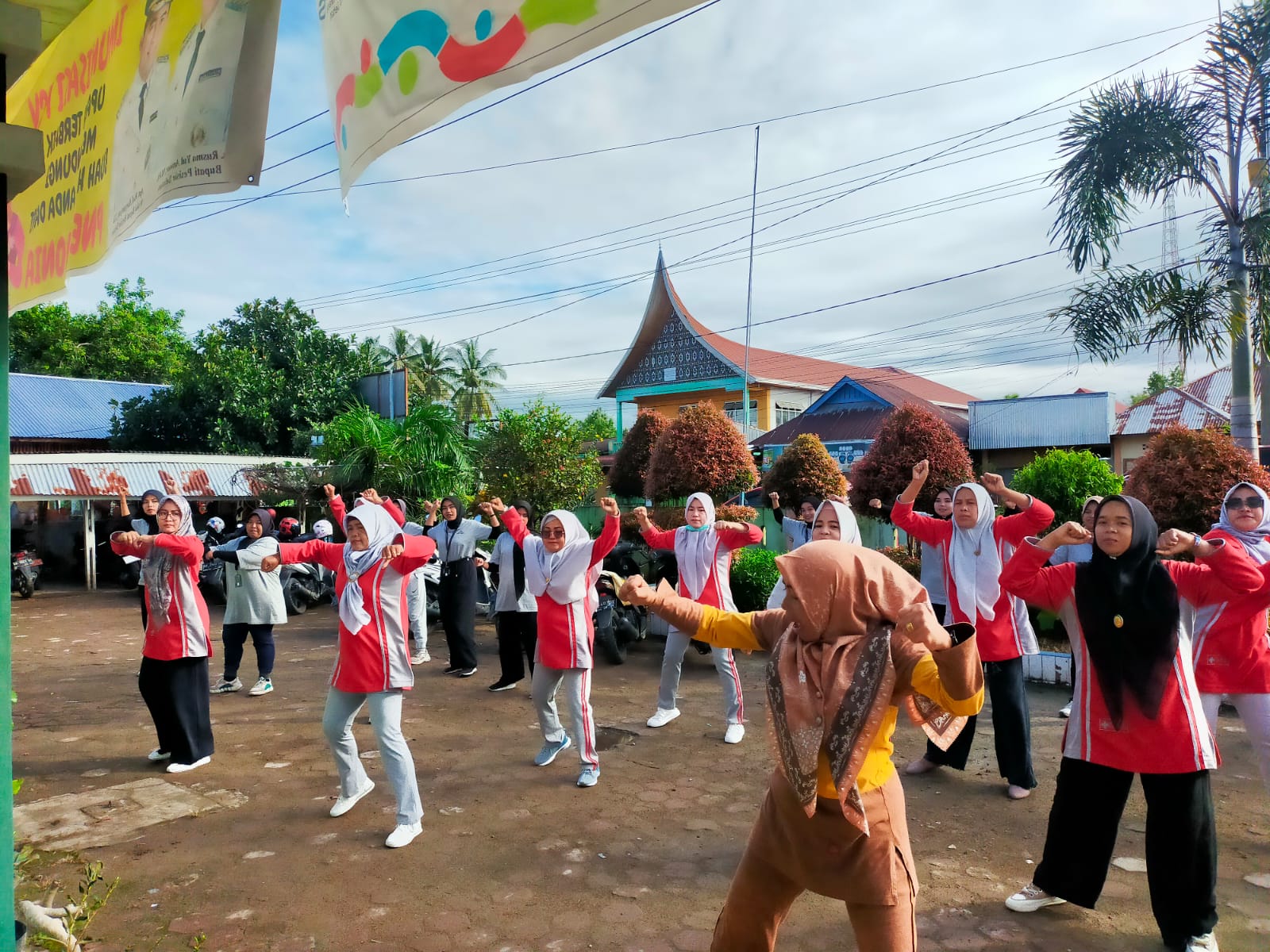 Senam pagi dan Tes kebugaran seluruh ASN dan staf puskesmas kambang.