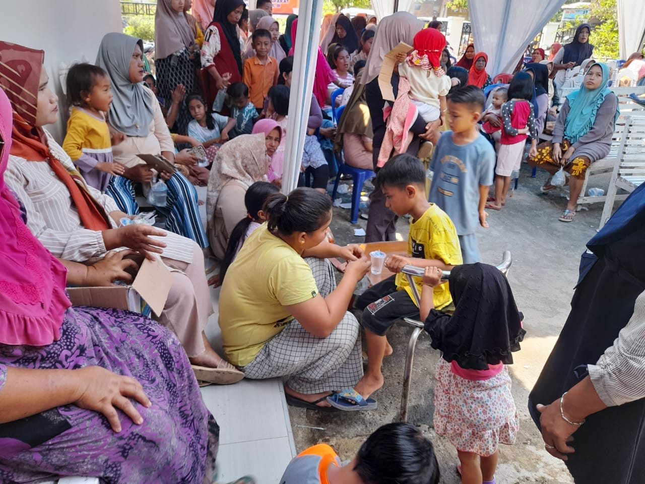 150 WARGA BERKUMPUL  MENDENGARKAN SOSIA LISASI VAKSIN POLIO PUSKESMAS KAYU GADANG