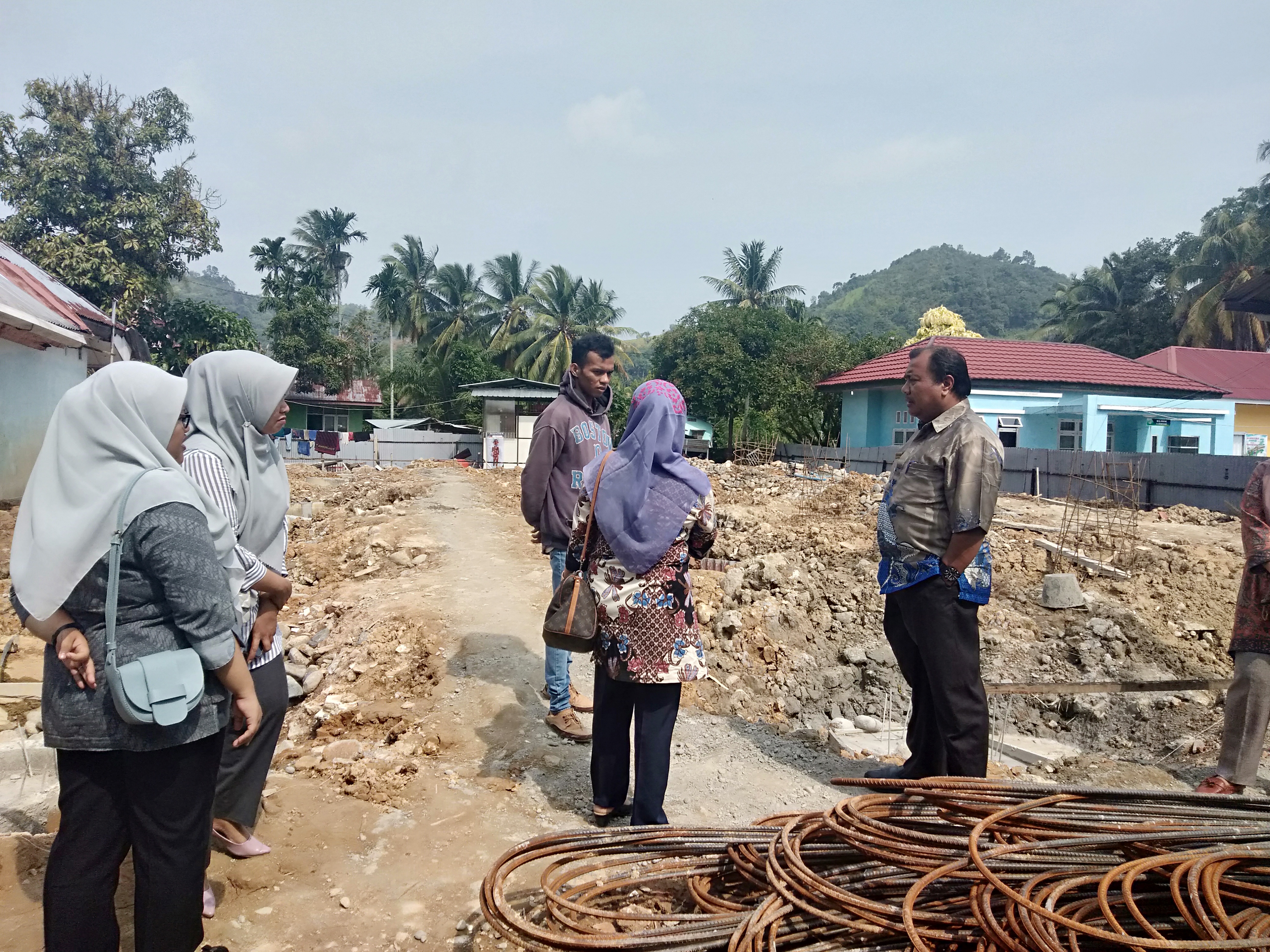 Kadis kesehatan Supervisi Proyek Puskesmas Tarusan