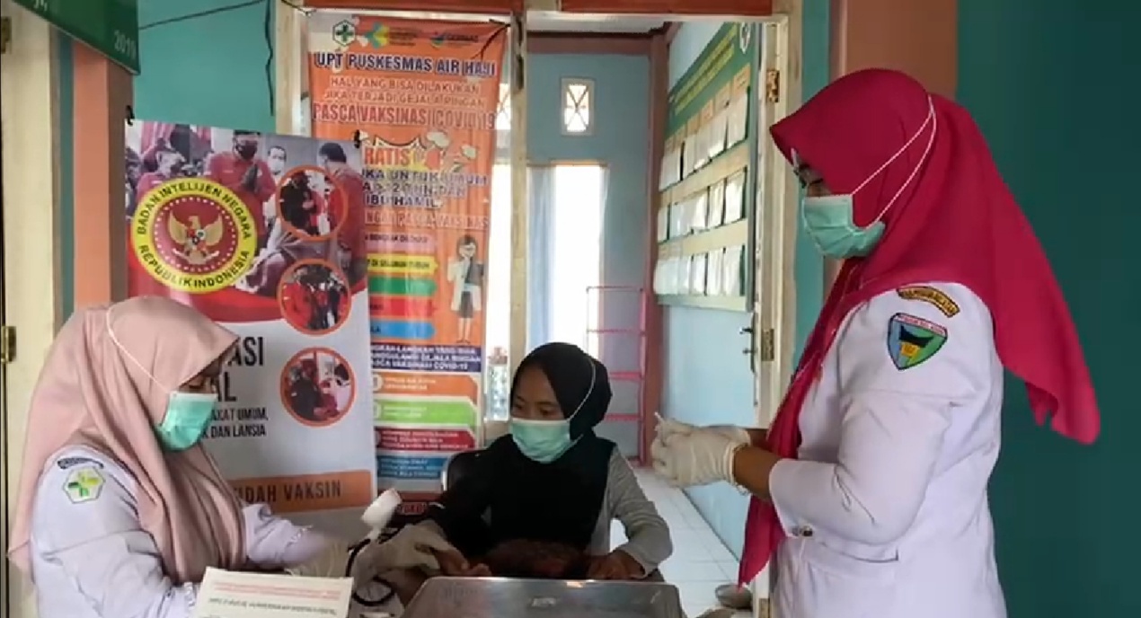 Pelaksanaan Kegiatan Vaksinasi Covid-19 di Posko Vaksinasi Puskemas Air Haji