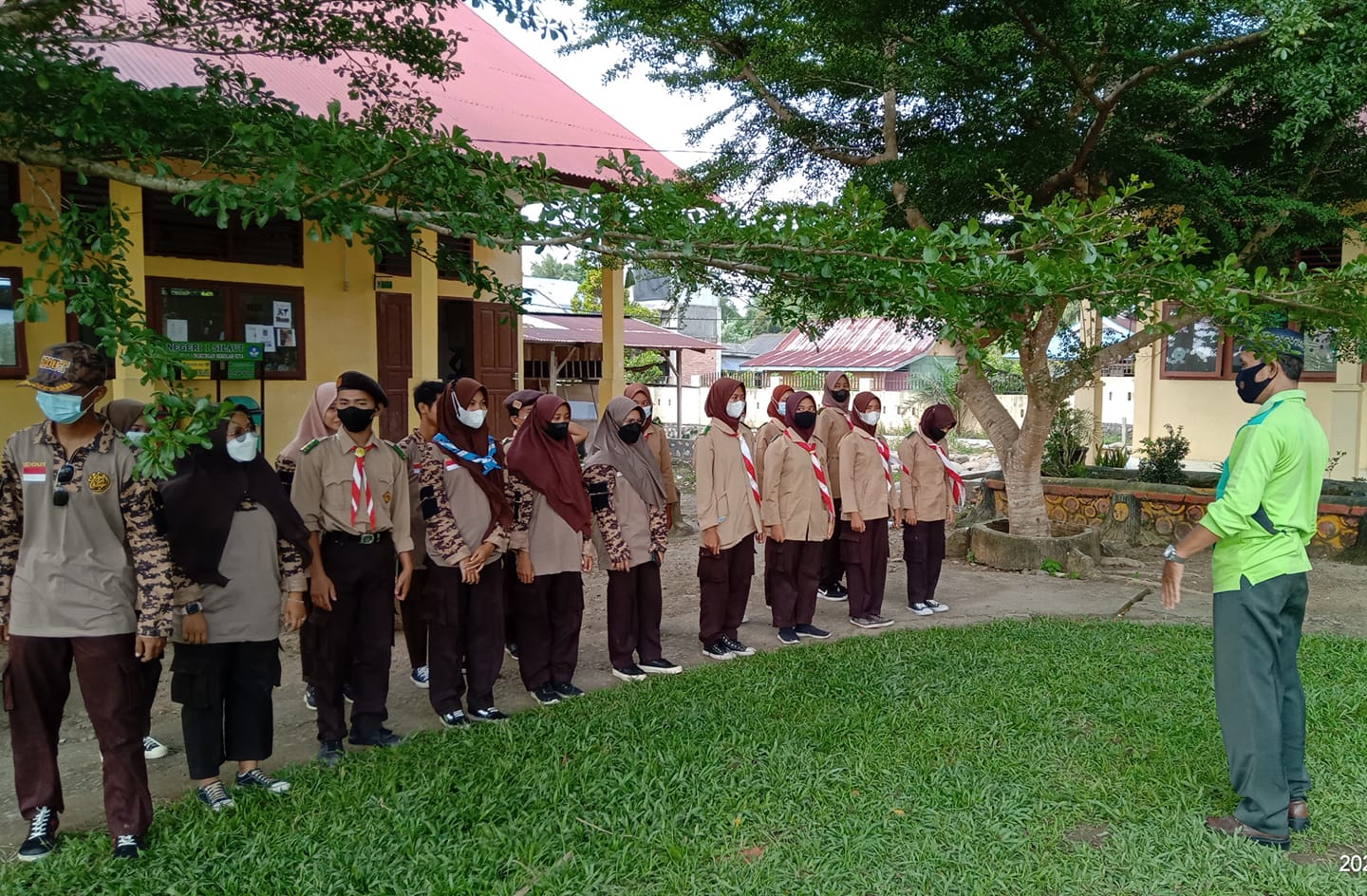 Kak Dwi lakukan penyegaran adik-adik SBH SMAN 1 Silaut