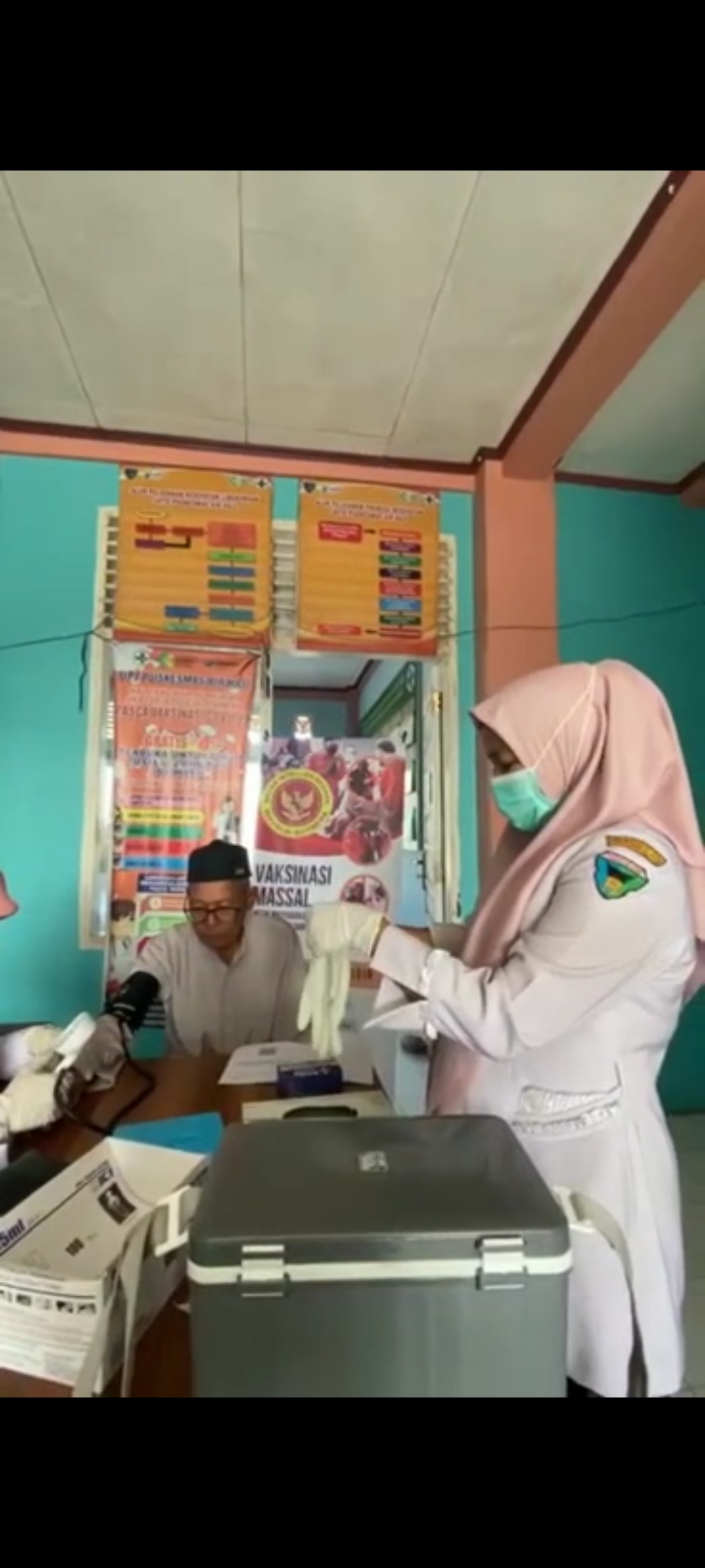 Pelaksanaan Kegiatan Vaksinasi Covid-19 di Posko Vaksinasi Puskemas Air Haji,