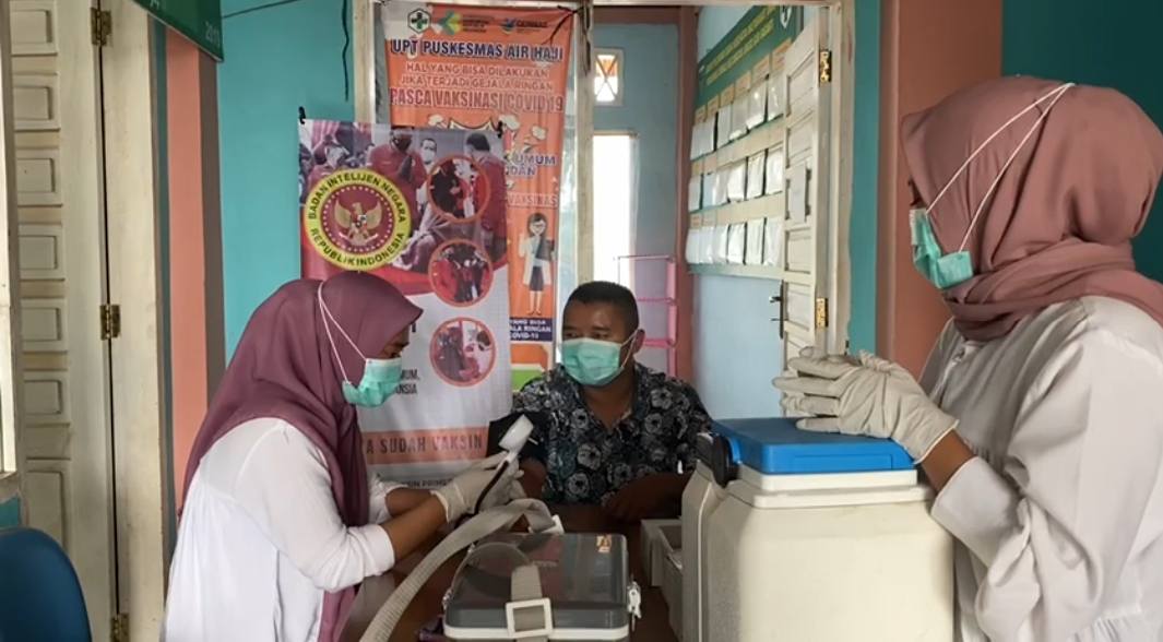Pelaksanaan Kegiatan Vaksinasi Covid-19 di Posko Vaksinasi Puskemas Air Haji,