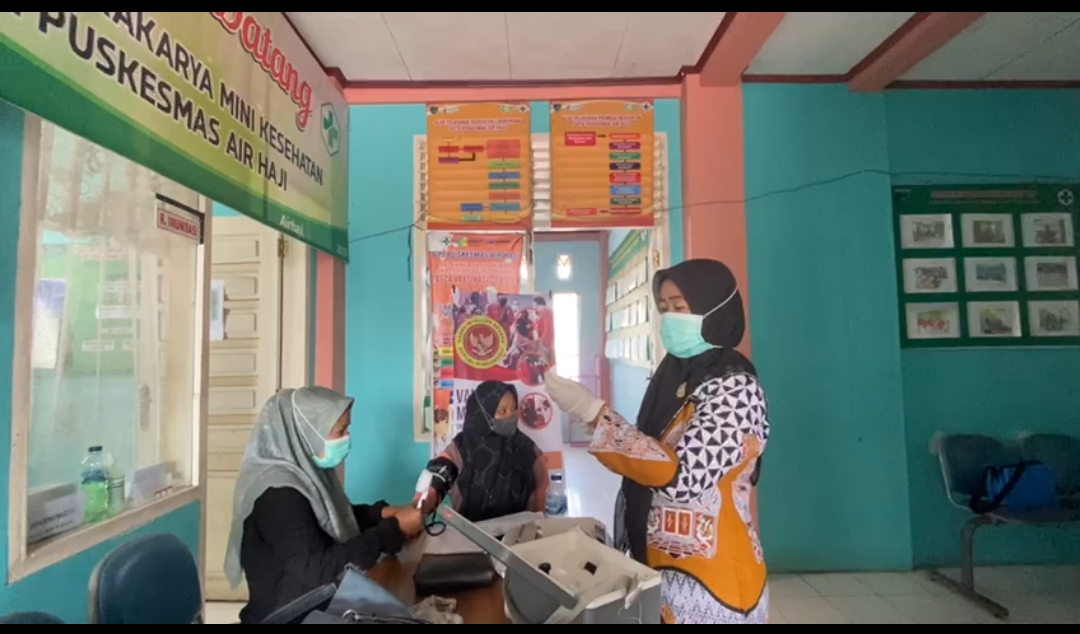 Pelaksanaan Kegiatan Vaksinasi Covid-19 di Posko Vaksinasi Puskemas Air Haji, 
