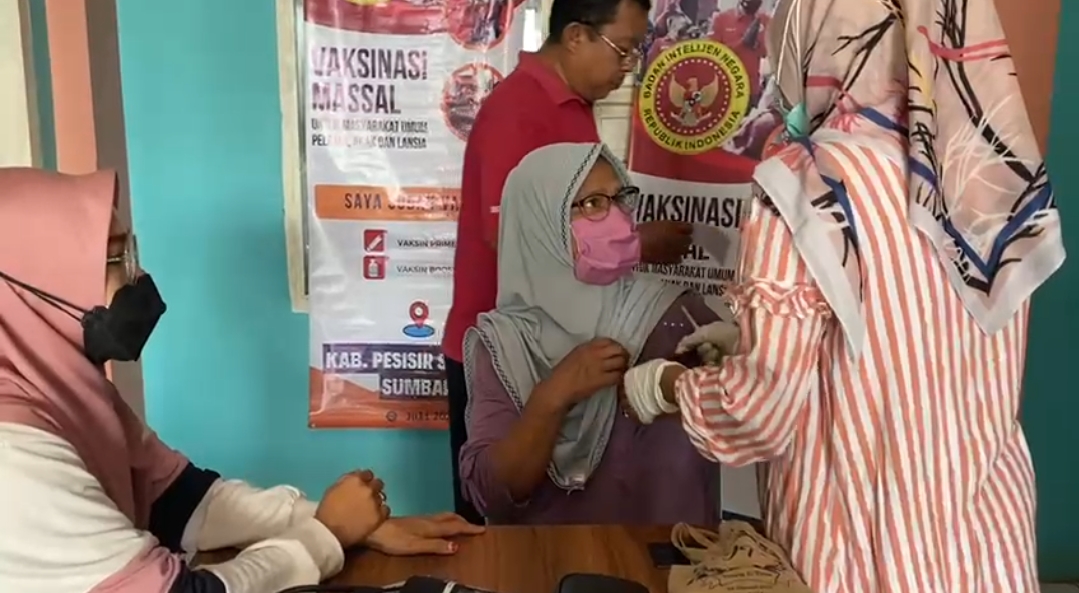 Pelaksanaan Kegiatan Vaksinasi Covid-19 di Posko Vaksinasi Puskemas Air Haji, 