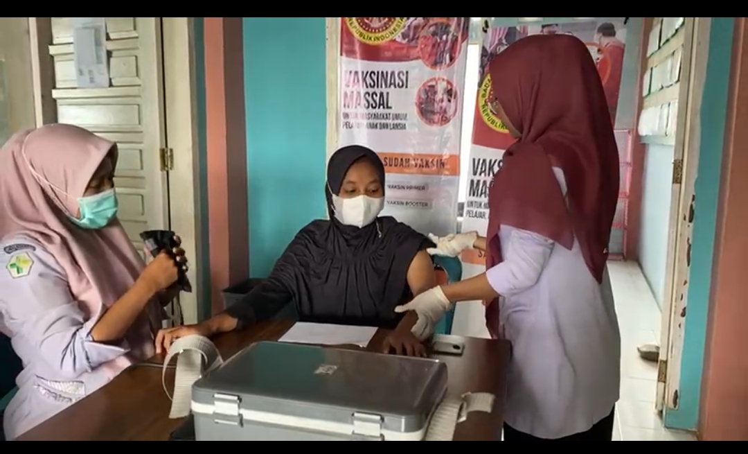 Pelaksanaan Kegiatan Vaksinasi Covid-19 di Posko Vaksinasi Puskemas Air Haji, 