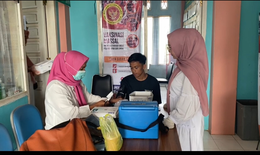 Pelaksanaan Kegiatan Vaksinasi Covid-19 di Posko Vaksinasi Puskemas Air Haji, Senin 18 Juli 2022