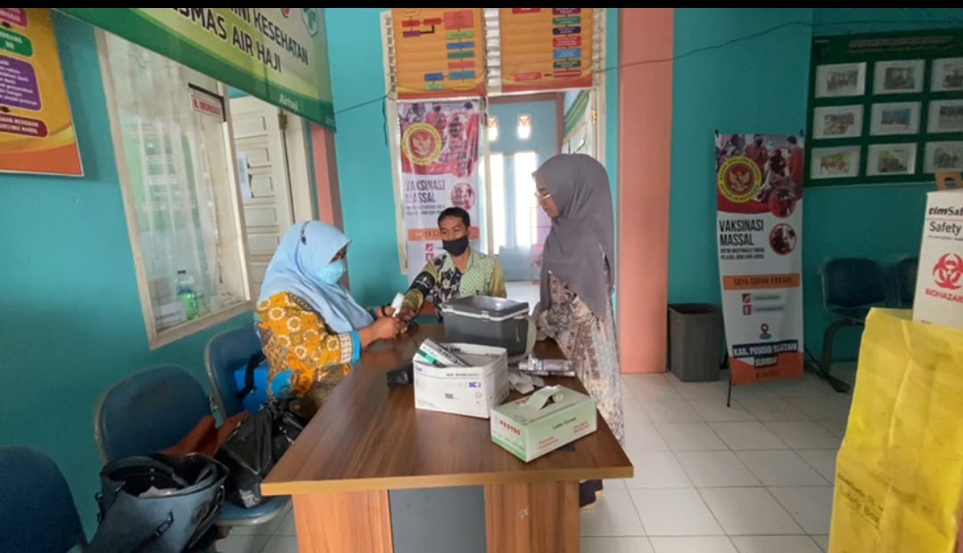 Pelaksanaan Kegiatan Vaksinasi Covid-19 di Posko Vaksinasi Puskemas Air Haji, 