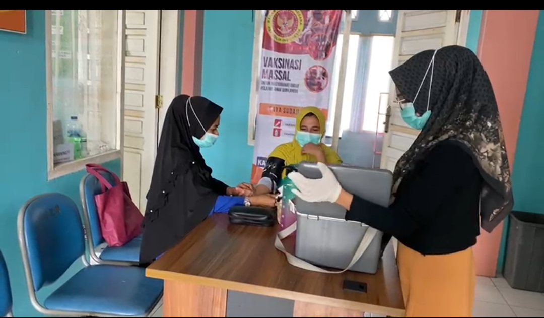 Pelaksanaan Kegiatan Vaksinasi Covid-19 di Posko Vaksinasi Puskemas Air Haji 29 Juli 2022