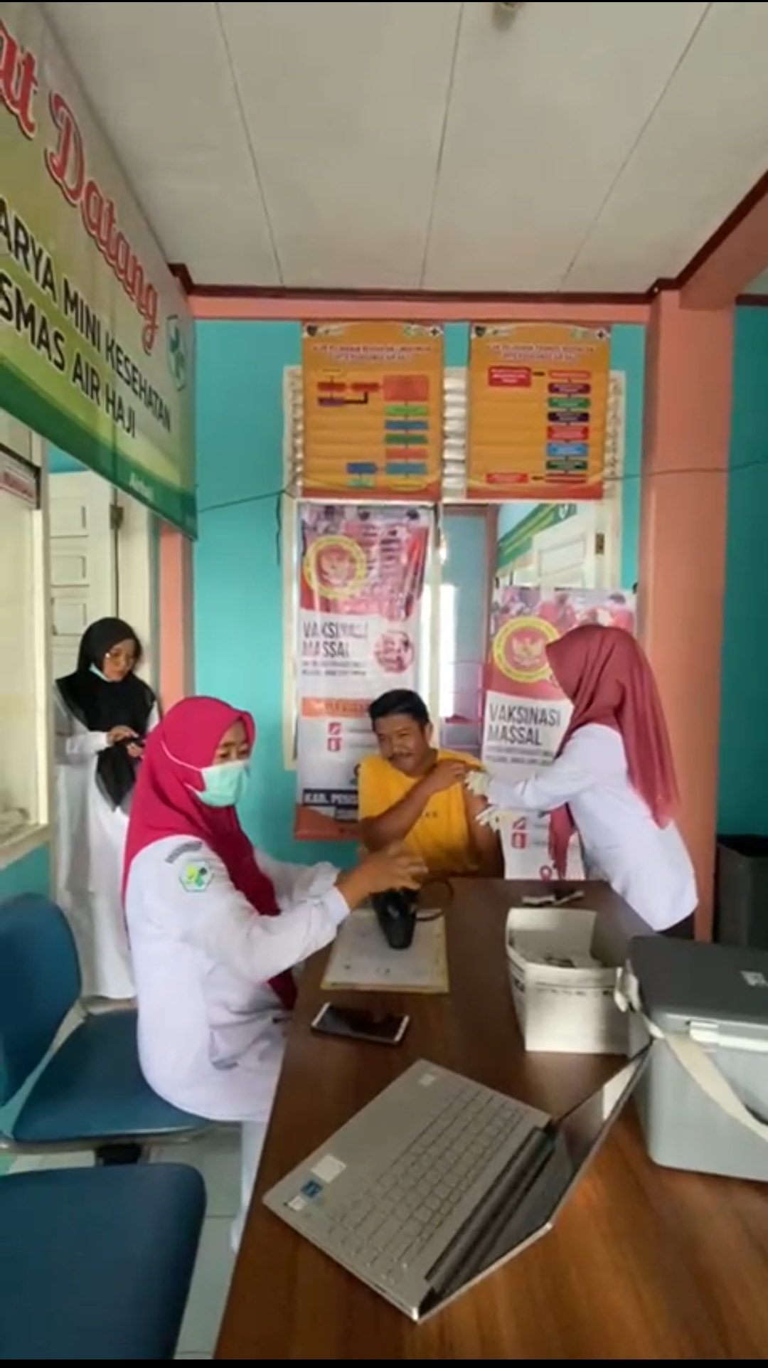 Pelaksanaan Kegiatan Vaksinasi Covid-19 di Posko Vaksinasi Puskemas Air Haji