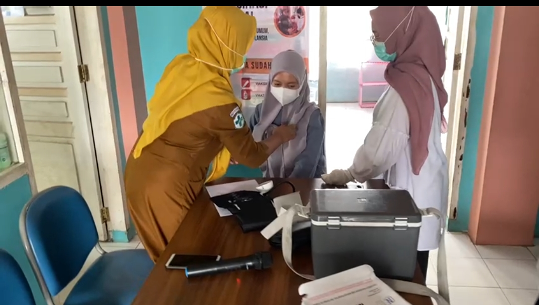 Pelaksanaan Kegiatan Vaksinasi Covid-19 di Posko Vaksinasi Puskemas Air Haji, 