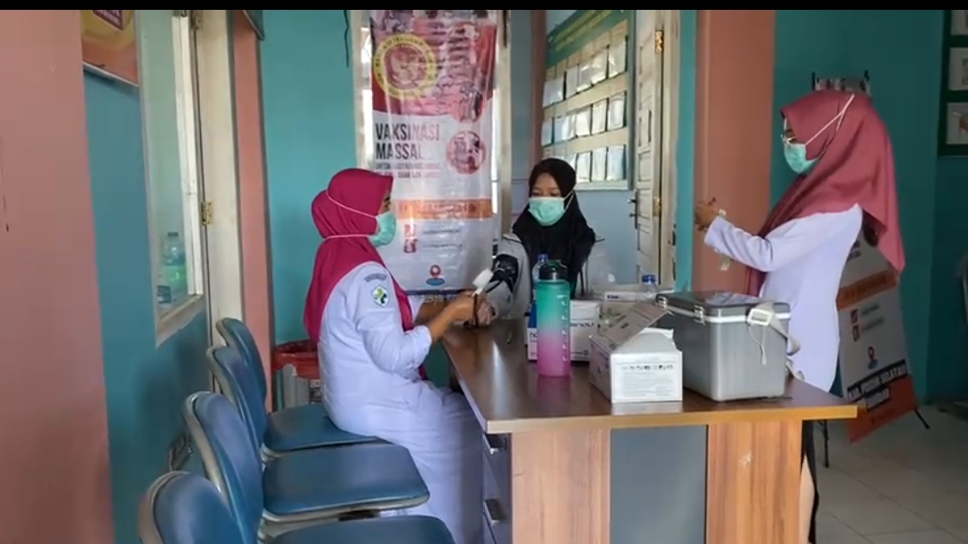 Pelaksanaan Kegiatan Vaksinasi Covid-19 di Posko Vaksinasi Puskemas Air Haji, 