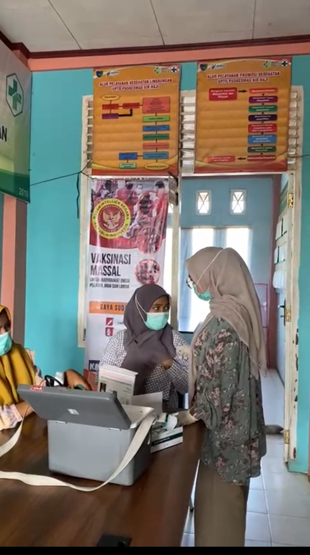 Kegiatan Vaksinasi Covid-19 di Posko Vaksinasi Puskemas Air Haji, 