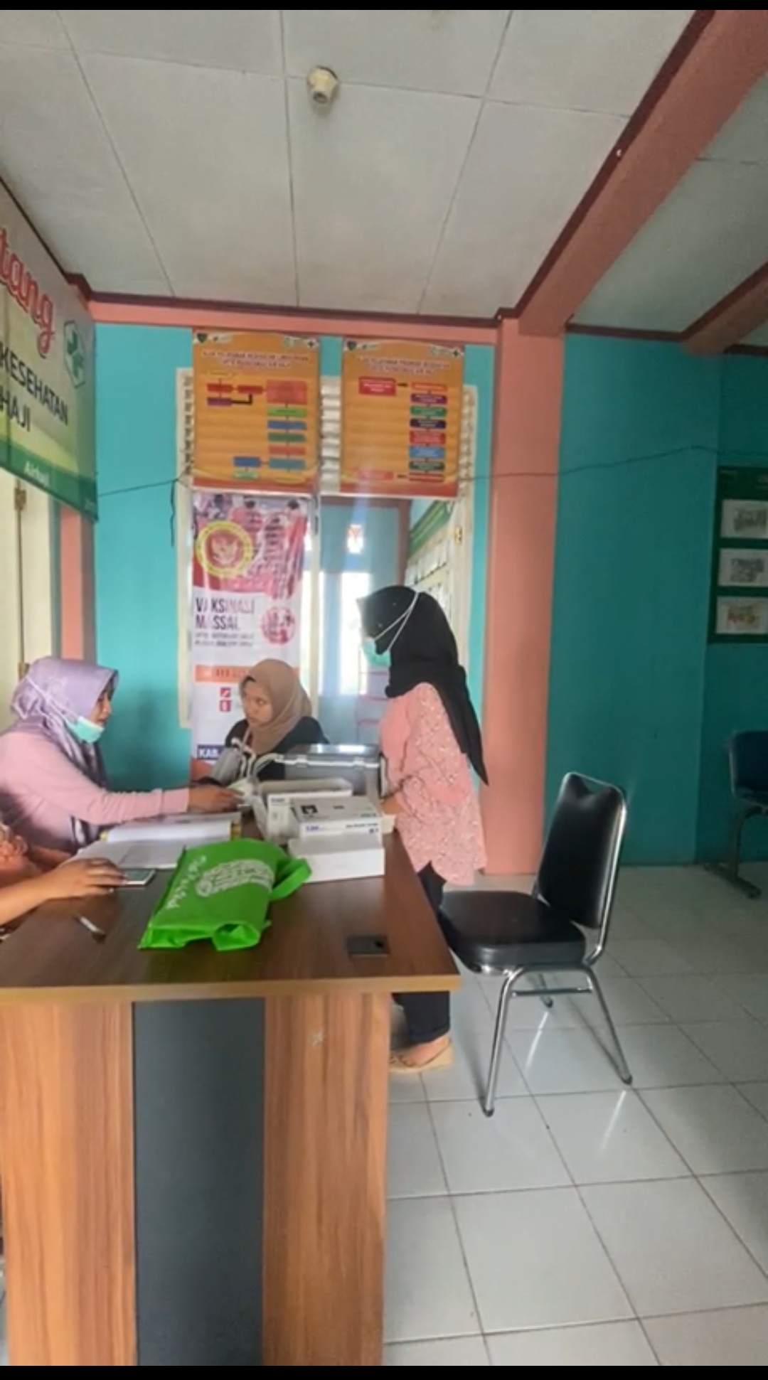 Pelaksanaan Kegiatan Vaksinasi Covid-19 di Posko Vaksinasi Puskemas Air Haji, 19 Agustus 2022