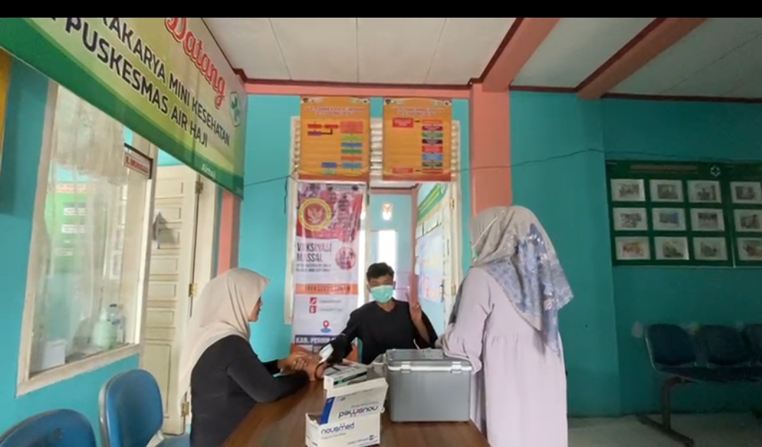 Pelaksanaan Kegiatan Vaksinasi Covid-19 di Posko Vaksinasi Puskemas Air Haji, 