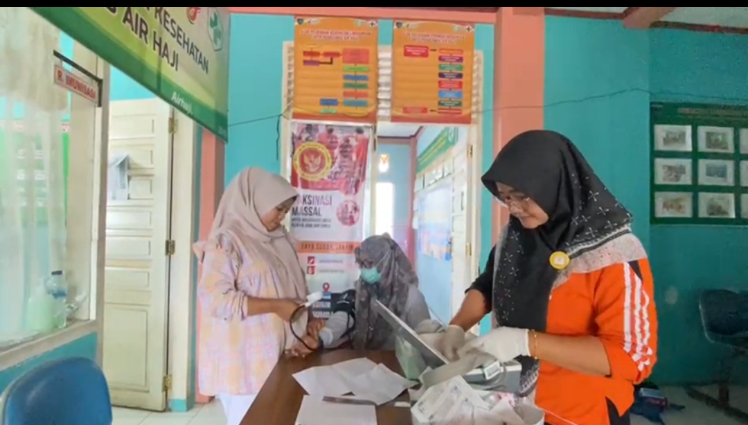 Pelaksanaan Kegiatan Vaksinasi Covid-19 di Posko Vaksinasi Puskemas Air Haji, 