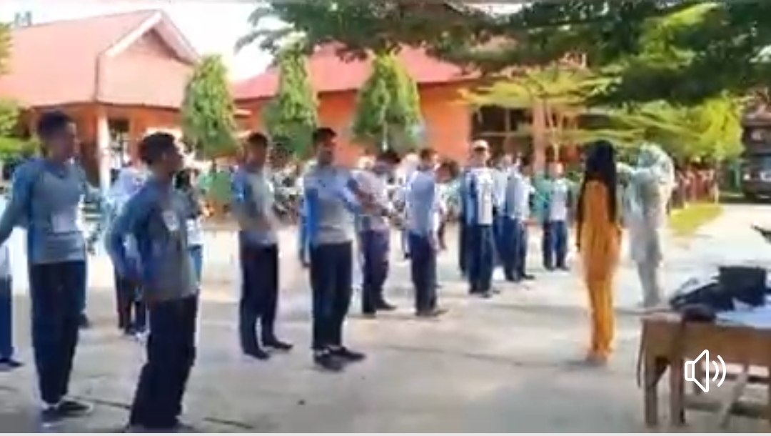 Tes kebugaran jasmani di SMP N 1 Basa Ampek Balai Tapan oleh Petugas Puskesmas Tapan\"