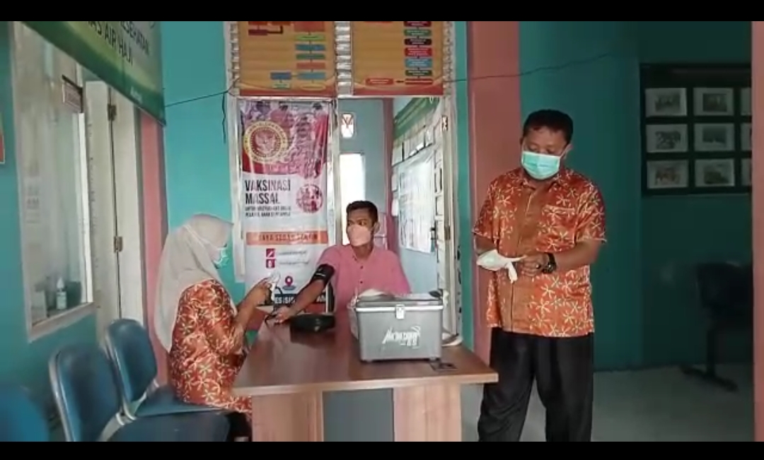 Pelaksanaan Kegiatan Vaksinasi Covid-19 di Posko Vaksinasi Puskemas Air Haji, 