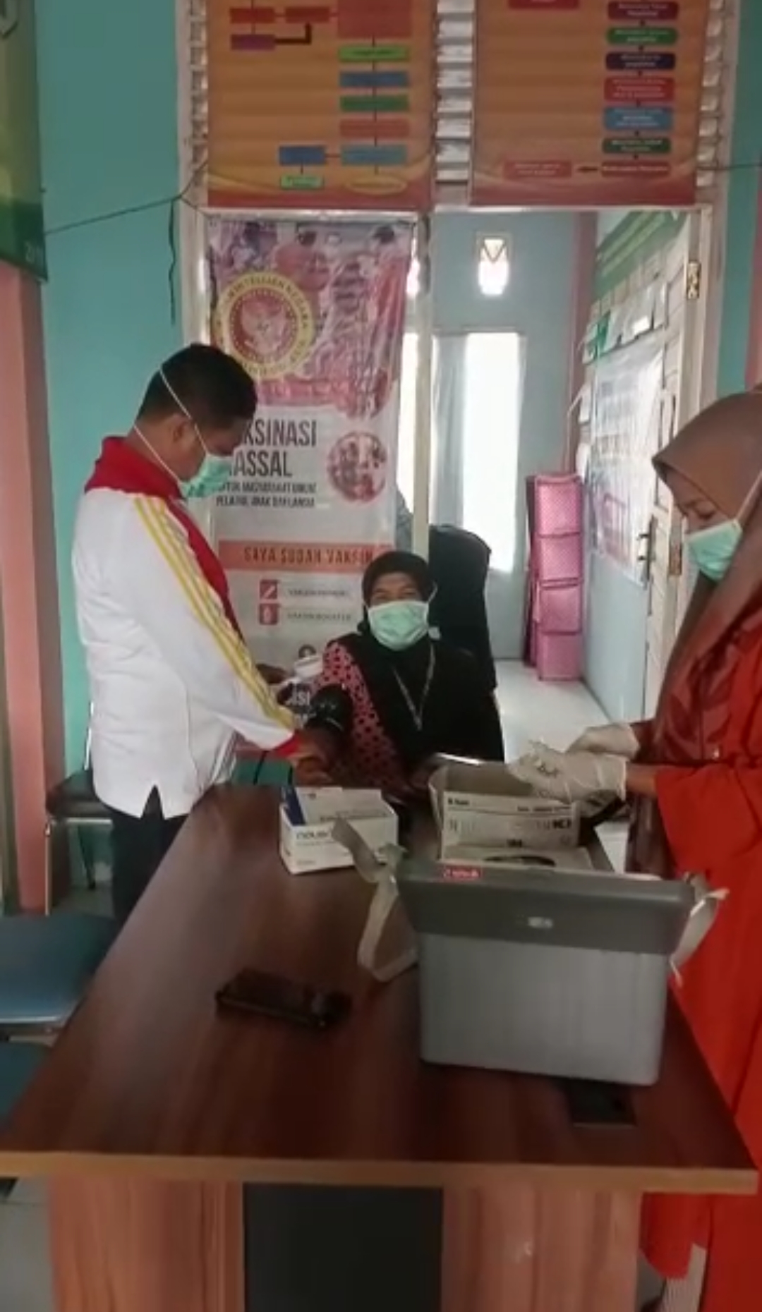 Pelaksanaan Kegiatan Vaksinasi Covid-19 di Posko Vaksinasi Puskemas Air Haji, 