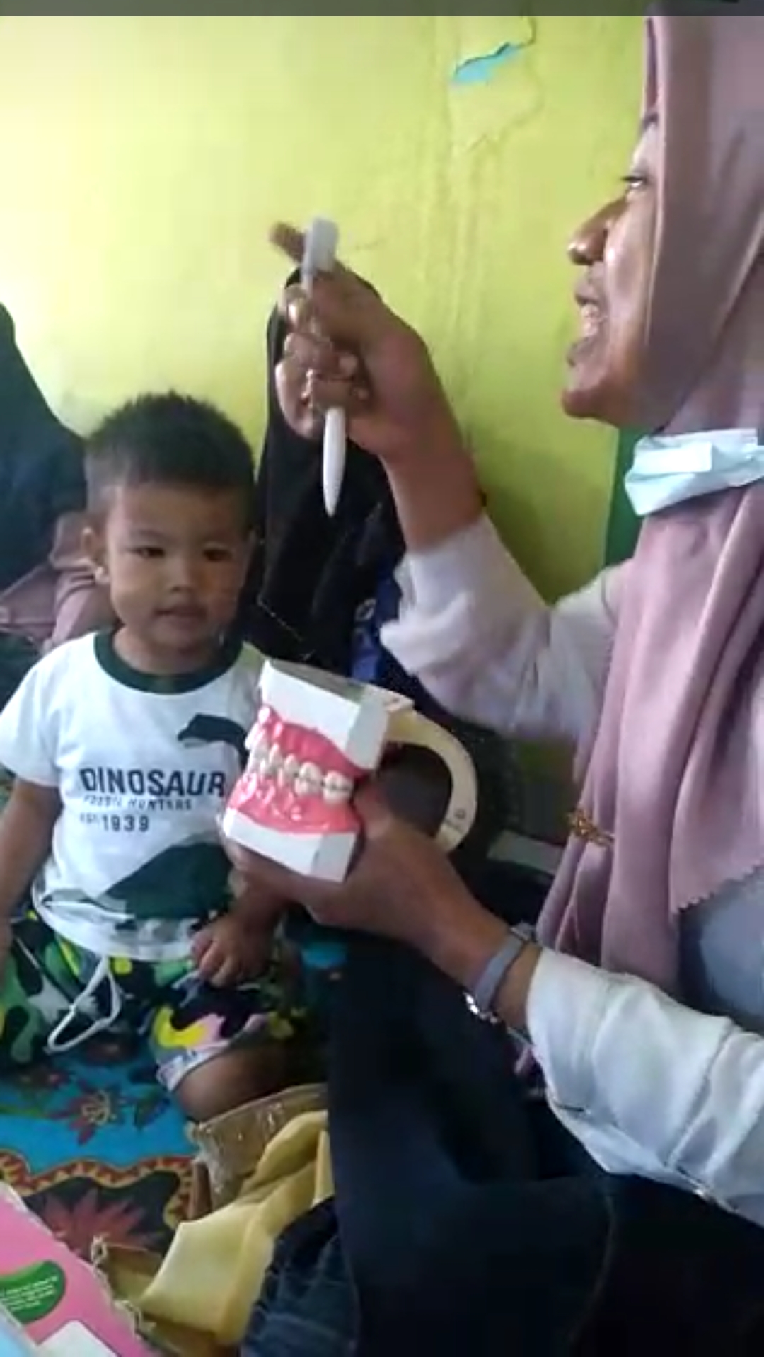 Puskesmas Tapan laksanakan Kelas balita dinagari Riak Danau Tapan tentang perawatan gigi pada balita