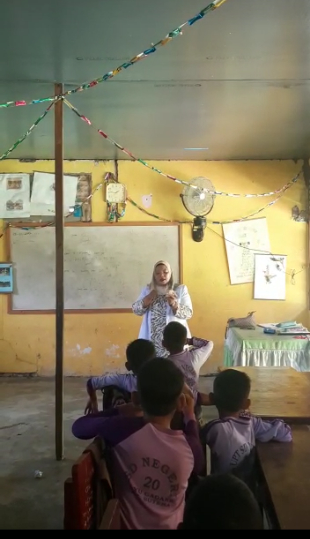 Puskesmas Kayu Gadang lakukan  Praktek cara menggosok gigi yg benar di hadapan   siswa SD serta  pen