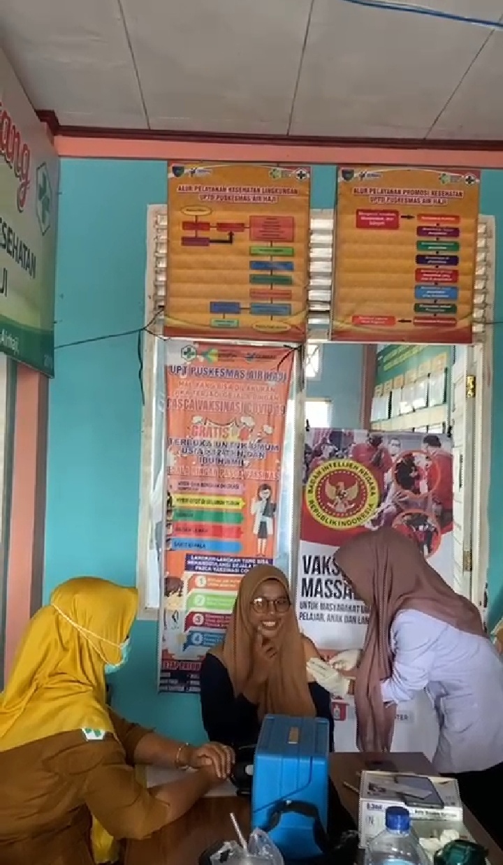 Pelaksanaan Kegiatan Vaksinasi Covid-19 di Posko Vaksinasi Puskemas Air Haji, 