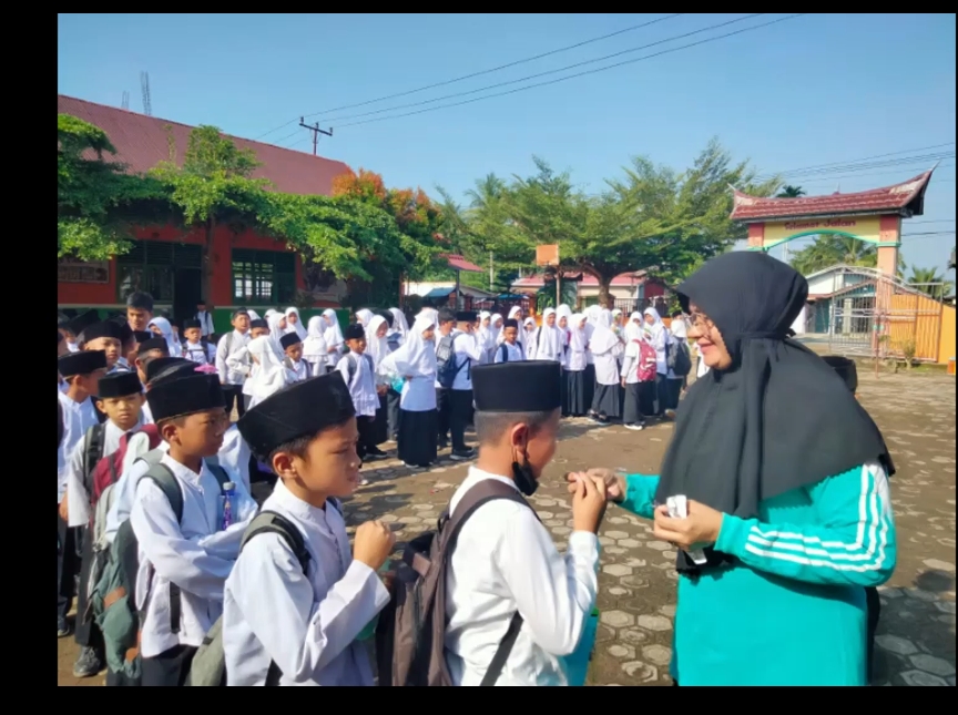 Pemberian Obat cacing pada Anak Sekolah di SDN 05 Lunang Puskesmas Tj. Beringin 17 Maret 2023   