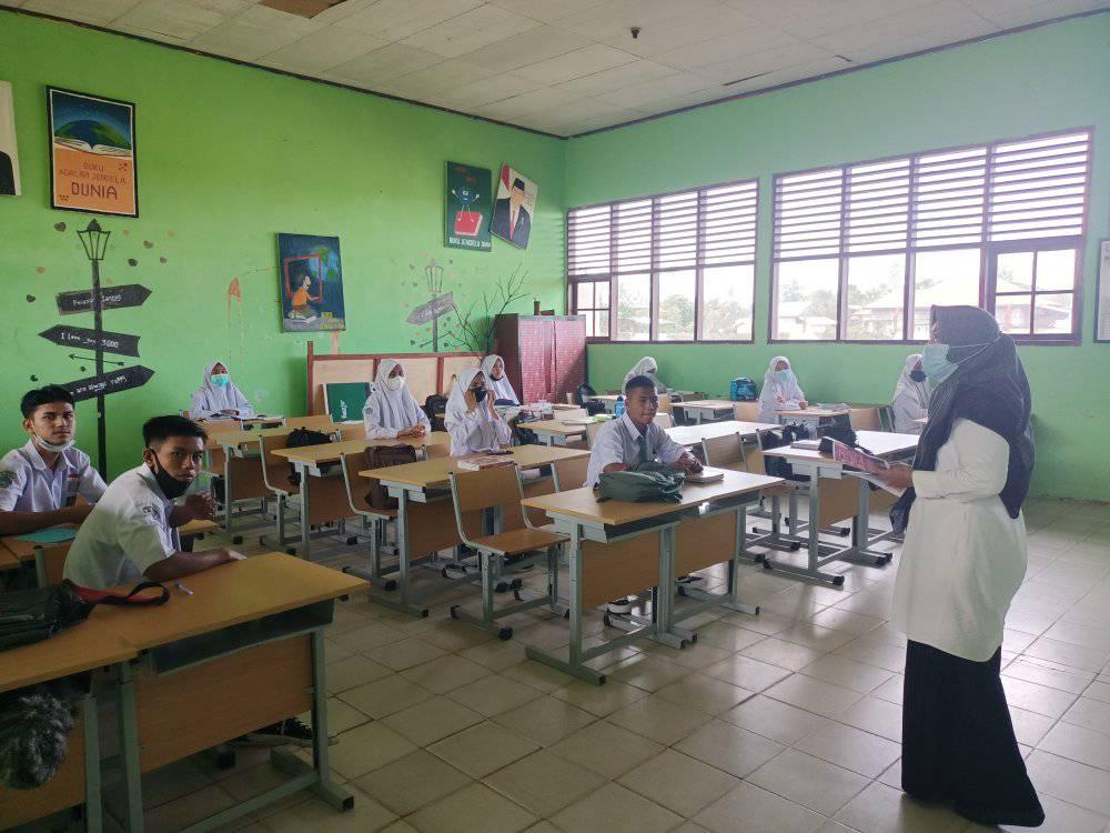 Sosialisasi vaksin Covid -19 kepada siswa SMA 2 Bayang