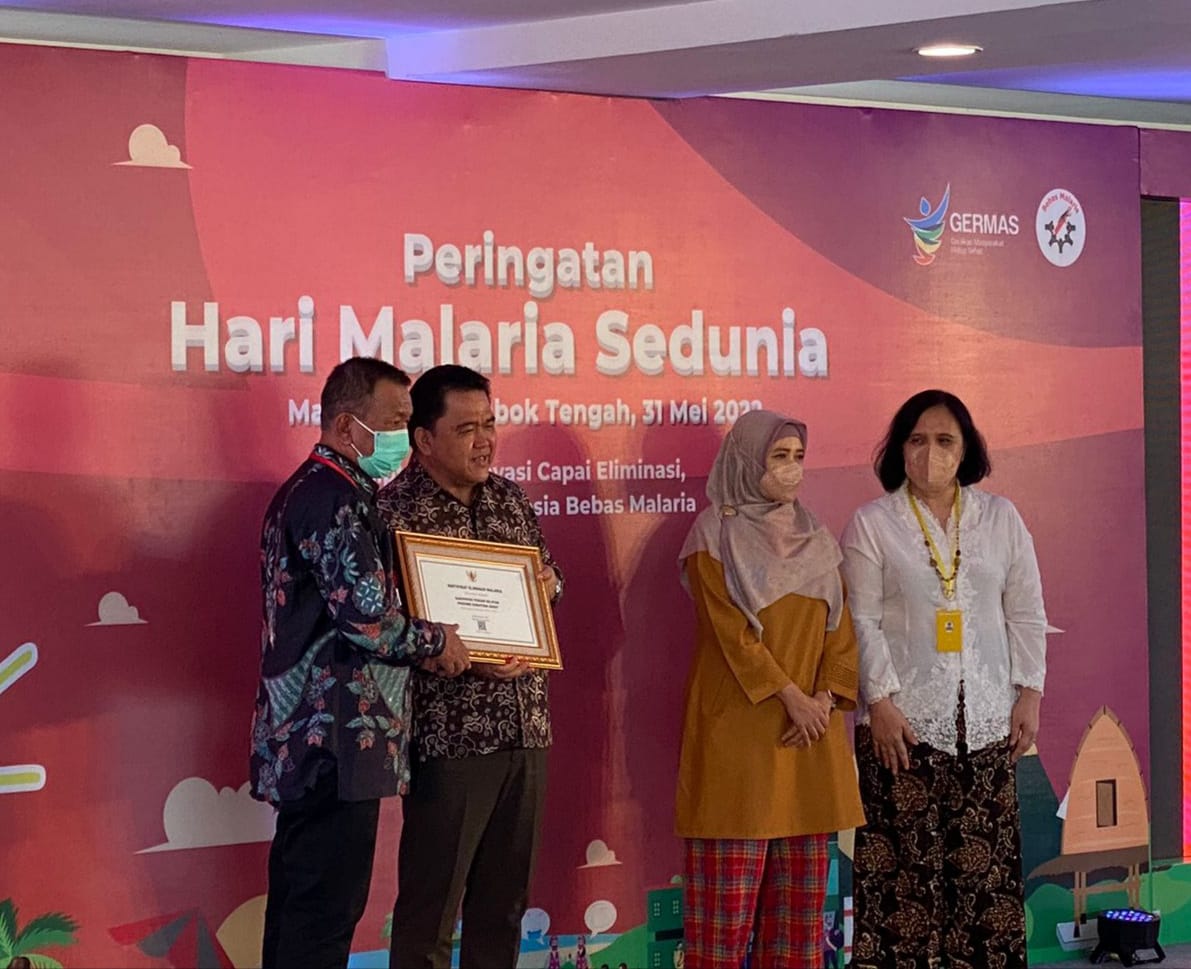Kabupaten Pesisir Selatan Menerima Penghargaan Program Eliminasi Malaria dari Kementrian Kesehatan R