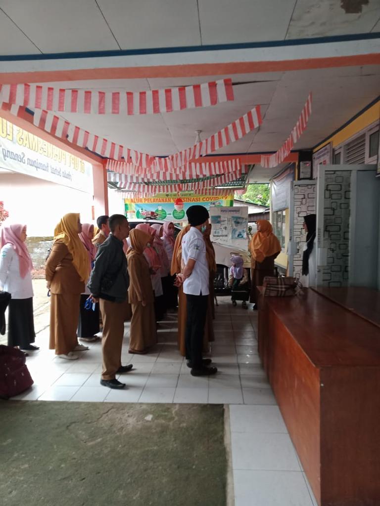 Apel pagi seluruh staf Puskesmas Lumpo