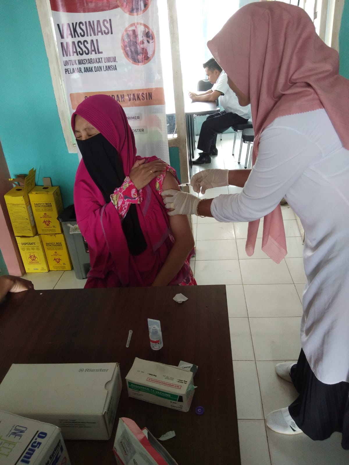 Pelaksanaan Kegiatan Vaksinasi Covid-19 di Posko Vaksinasi Puskemas Air Haji