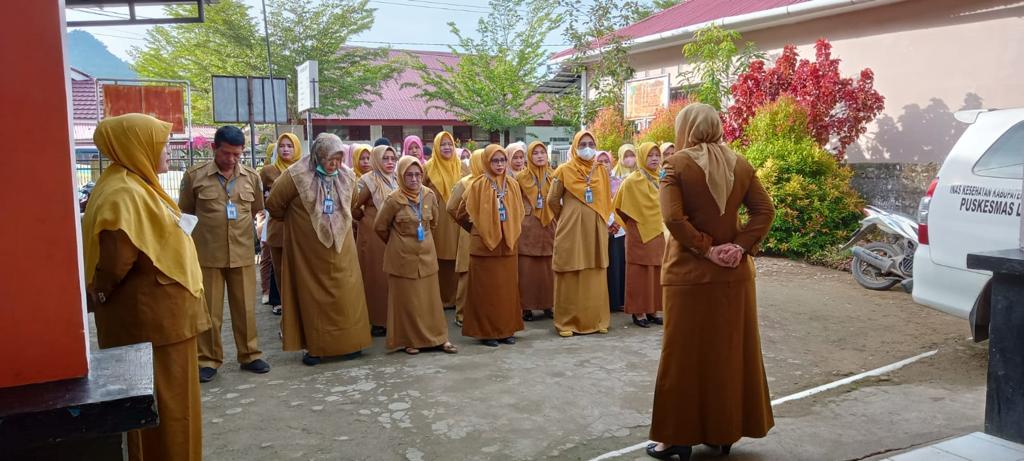 Apel pagi seluruh staf Puskesmas Lumpo di pimpin oleh kepala puskesmas lumpo dr. Salma anas