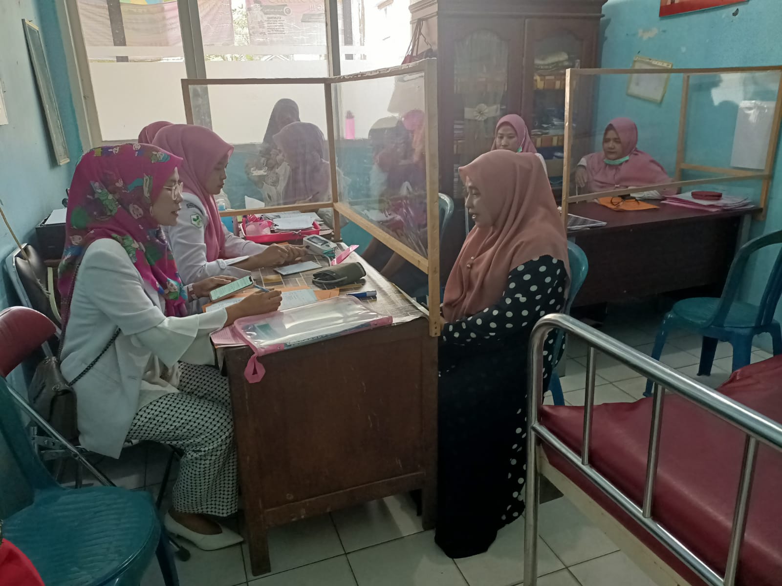 Kegiatan poli umum puskesmas air haji hari ini adalah memberikan pelayanan dan pengobatan 