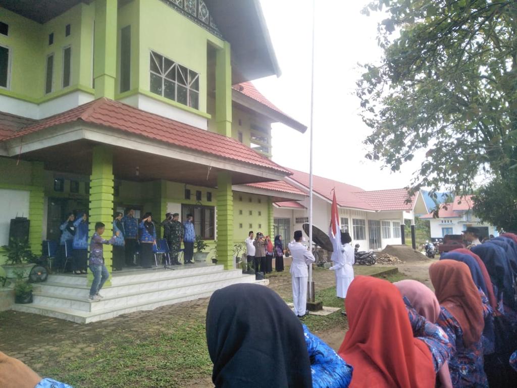 PELAKSANAAN UPACARA BENDERA BERSAMA DALAM RANGKA MEMPERINGATI HARI PAHLAWAN NASIONAL DI KANTOR CAMAT