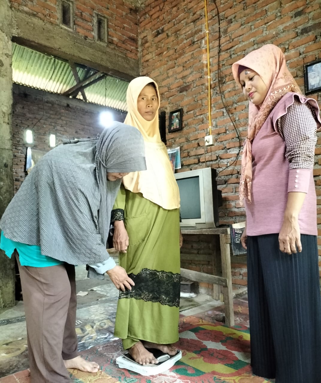 BIDAN PUSTU GUNUNG MAS  BERSAMA KADER MELAKUKAN KUNJUNGAN  IBU HAMIL KEK(KURANG ENERGI KRONIS) DI KO