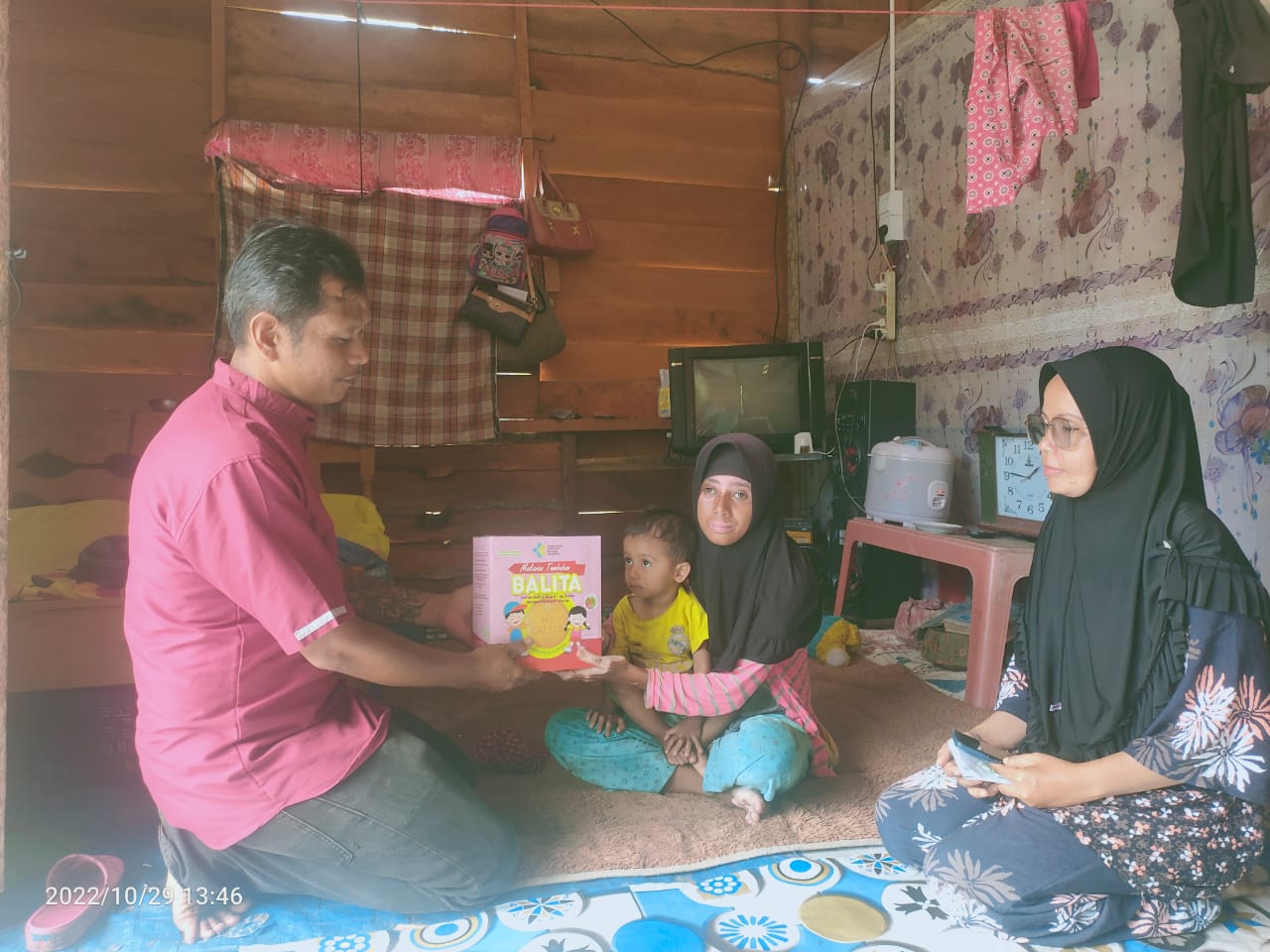 BIDAN PUSTU MUARA PANDAN BERSAMA PEMUDA/PEMUDI MUARA PANDAN MELAKUKAN KUNJUNGAN RUMAH GIZI BALITA KU