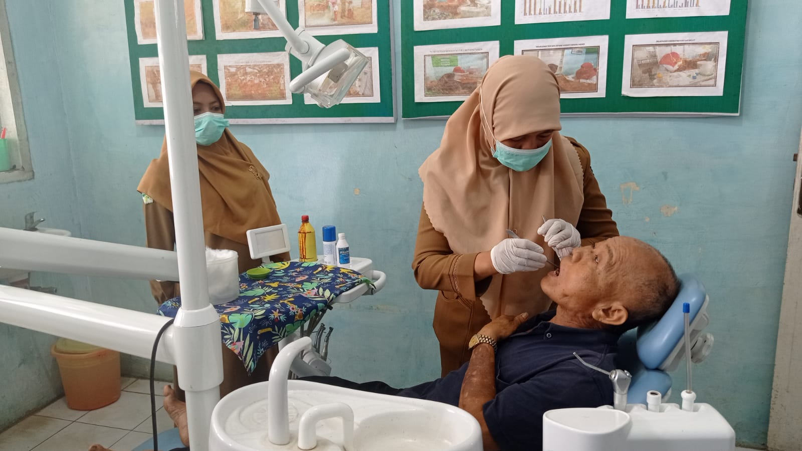 Pelayanan Pasien di Ruang Kesehatan Gigi dan Mulut Puskesmas Air Haji