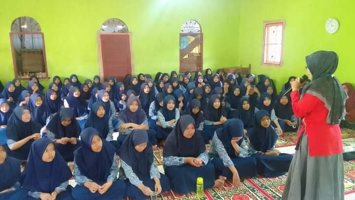 PENYULUHAN KESEHATAN REPRODUKSI REMAJA DAN PEMBERIAN TABLET TAMBAH DARAH DI SMP 2 IV JURAI NAGARI BU