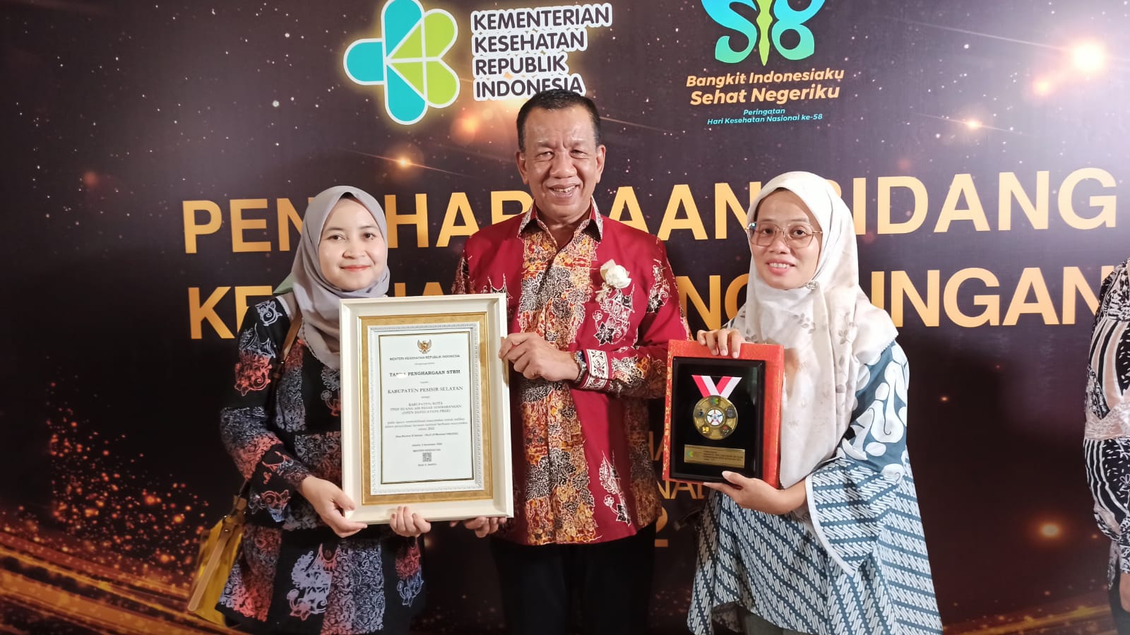 Pemerintah Kabupaten Pesisir Selatan hari ini menerima penghargaan kesehatan lingkungan dari Kemente