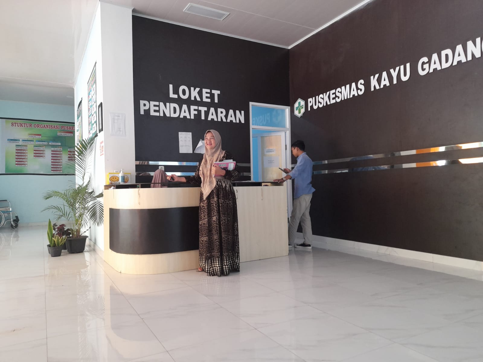 KEGIATAN DI TEMPAT PENDAFTARAN OLEH PETUGAS REKAM MEDIK PUSK KAYU GADANG