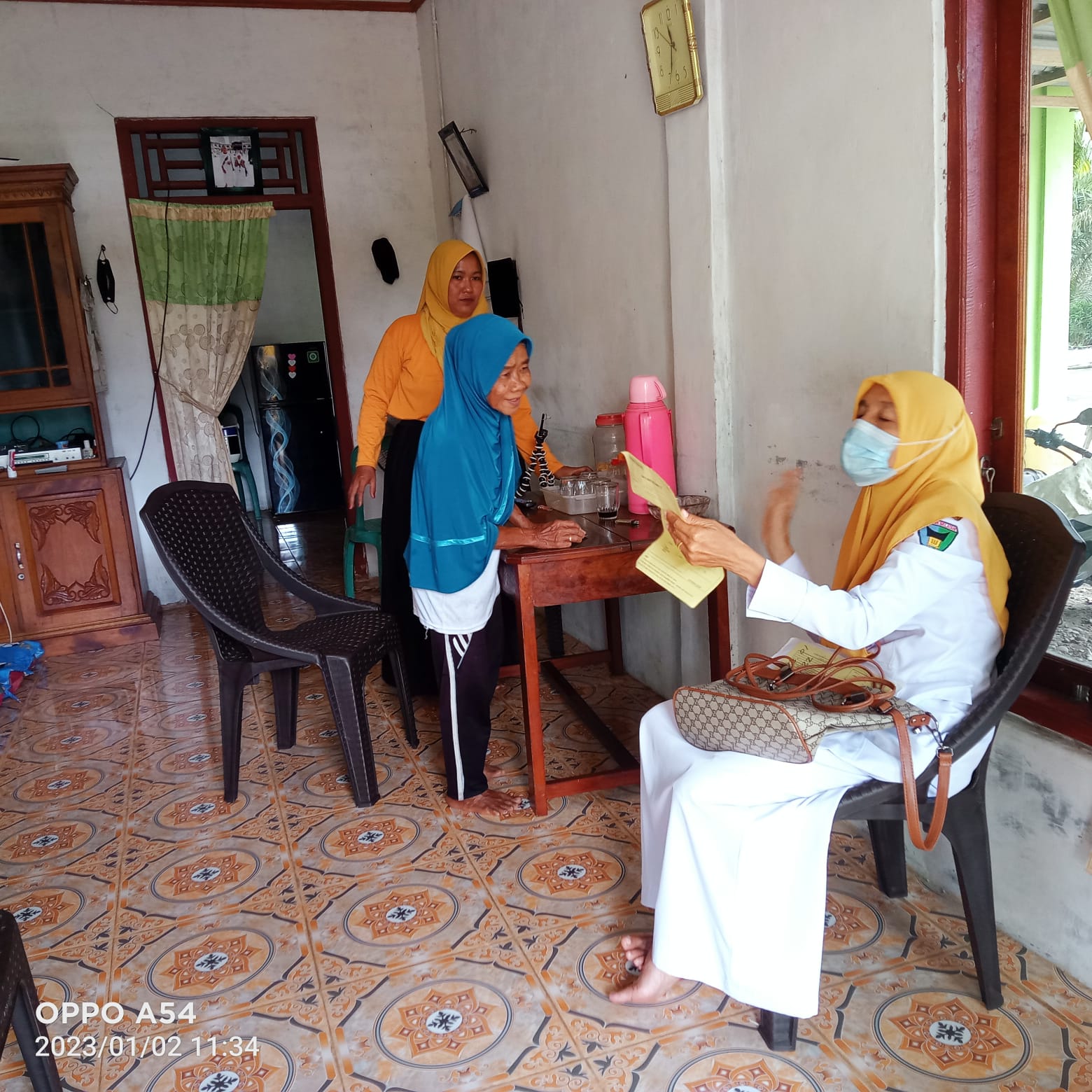 Petugas TB paru puskesmas tanjung makmur melakukan kunjungan rumah pasien TB ke Nagari sambungo dala
