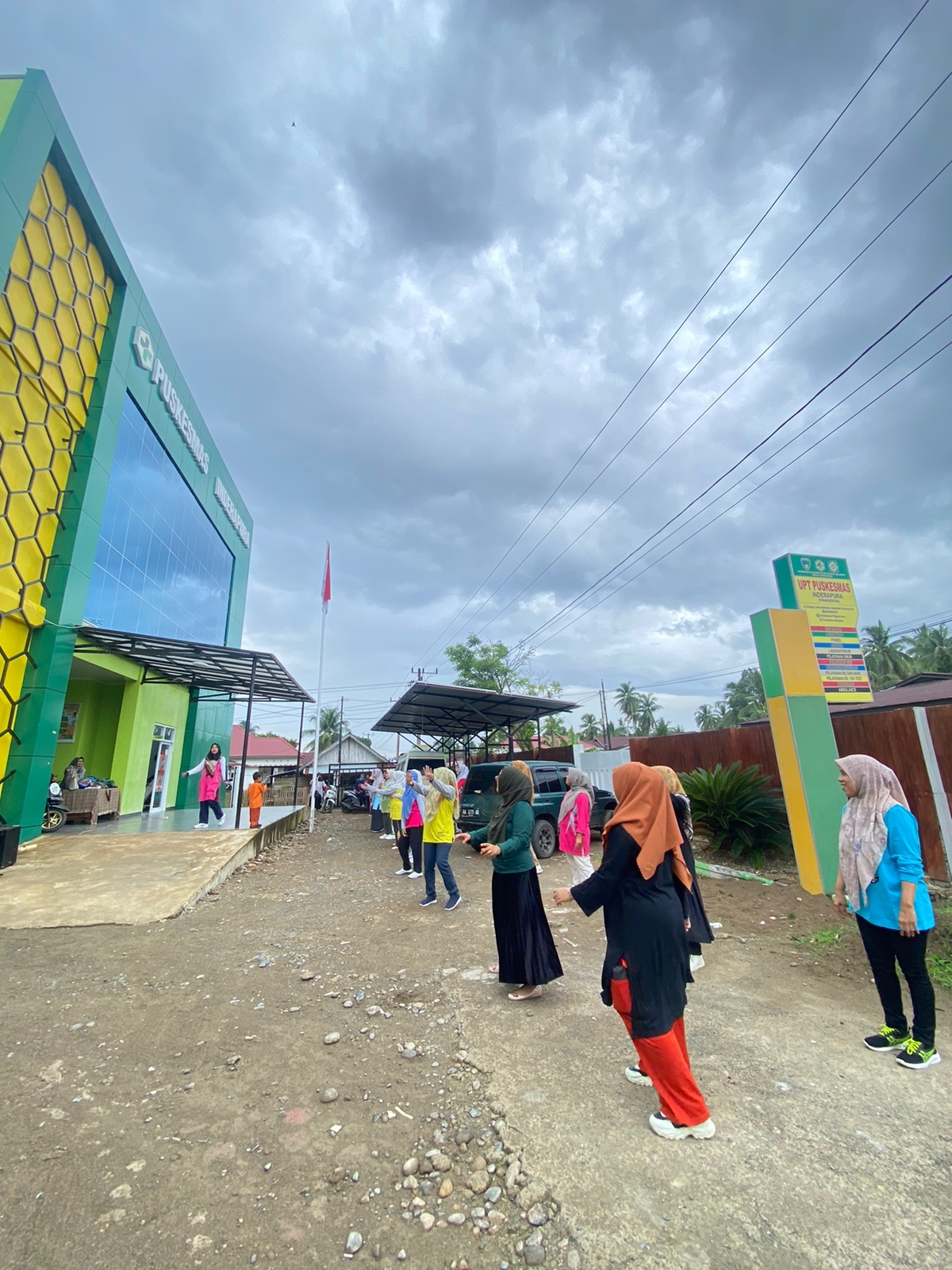 Puskesmas Inderapura melaksanakan senam bersama di halaman puskesmas