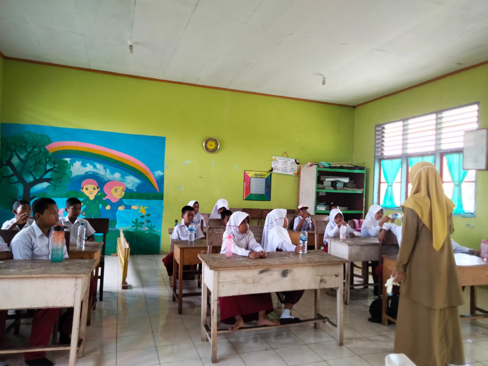 Petugas Puskesmas Tanjung Makmur Melakukan Skrining TBC di SDN 08 Silaut.