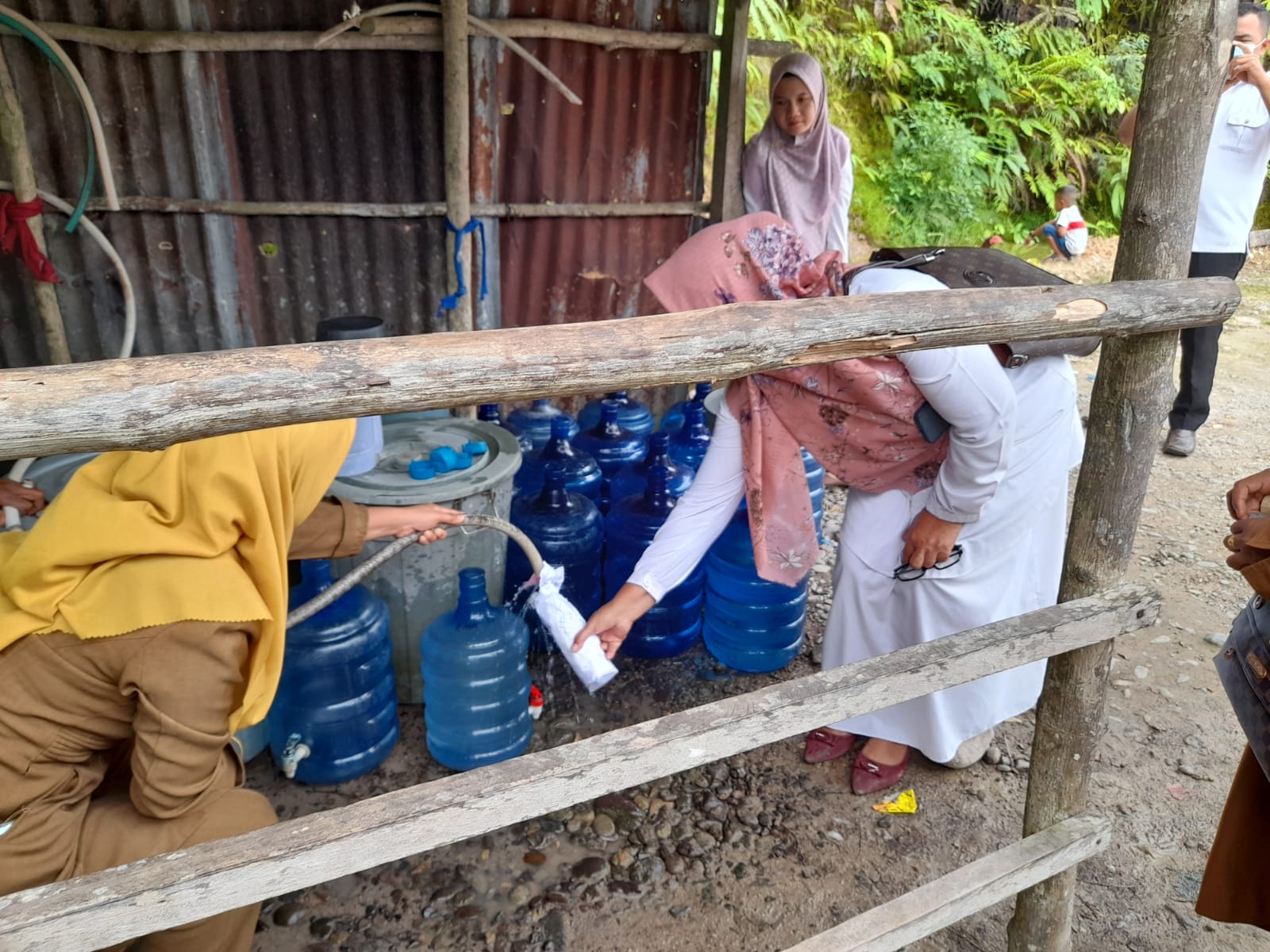 PENGAMBILAN SAMPEL AIR MINUM DINAS KESEHATAN BERSAMA STAFF PUSKESMAS DI WILAYAH PUSKESMAS KAYU GADAN