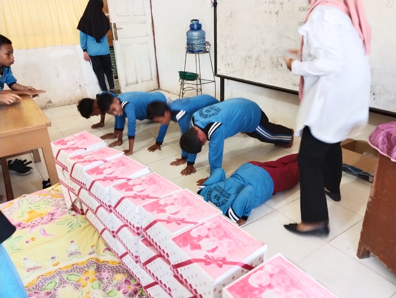 Melaksanakan kegiatan kebugaran pada murid sekolah dasar negeri 08 Surantih kec. Sutera