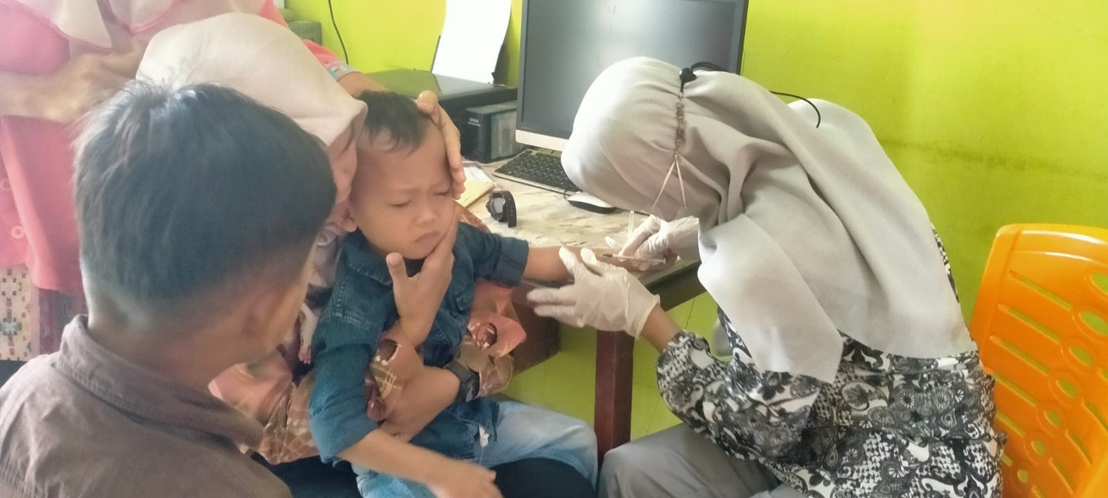 Kegiatan petugas labor puskesmas surantih