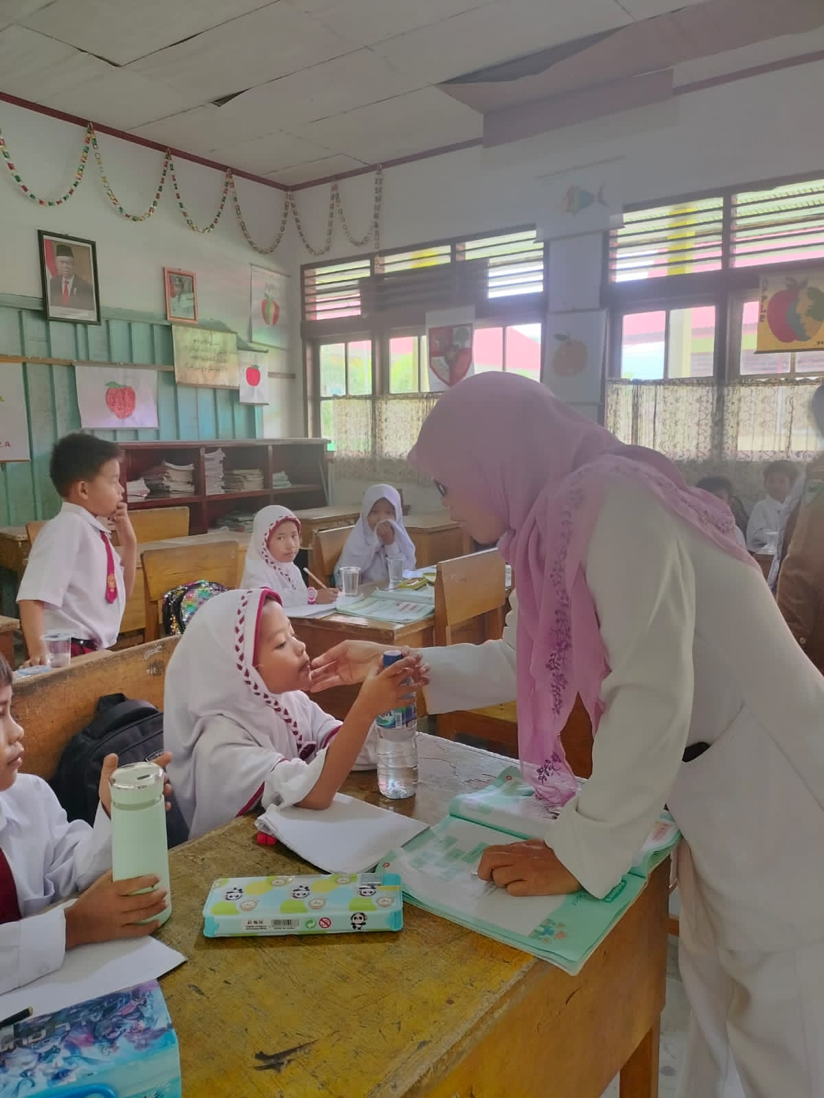PEMBERIAN OBAT CACING PADA ANAK SEKOLAH DASAR DI WILAYAH KERJA PUSKESMAS SURANTIH